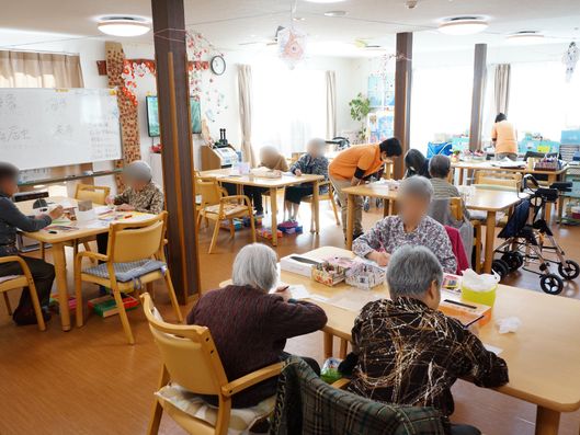 4脚ある。左側にはホワイトボードが置いてある。"