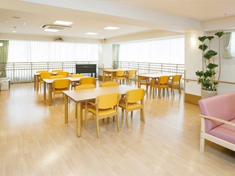 ２面の壁に大きな窓があり、採光十分で開放感あふれる食堂