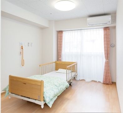 居室にはエアコンや窓が完備され、呼び出しブザーや介護用ベッドが設置されている。入居者様には快適に安心してお過ごしいただける。