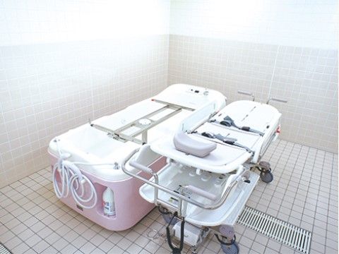 寝た姿勢のまま入浴いただくことのできる介護入浴機器が設置されている。医療依存度の高い入居者様の身体への負担軽減になる。