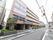 茶色のタイル調の外観とクリーム色の外観の２層の５階建ての施設である。建物前にはダークグレイの花壇を設け植栽を施している。