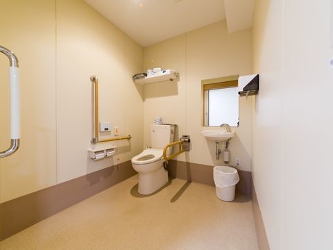 便器の横に洗面台を設置している。その正面は窓があり、横の壁際には、ハンドペーパーを取り付けている。下の方にゴミ箱を置いている。