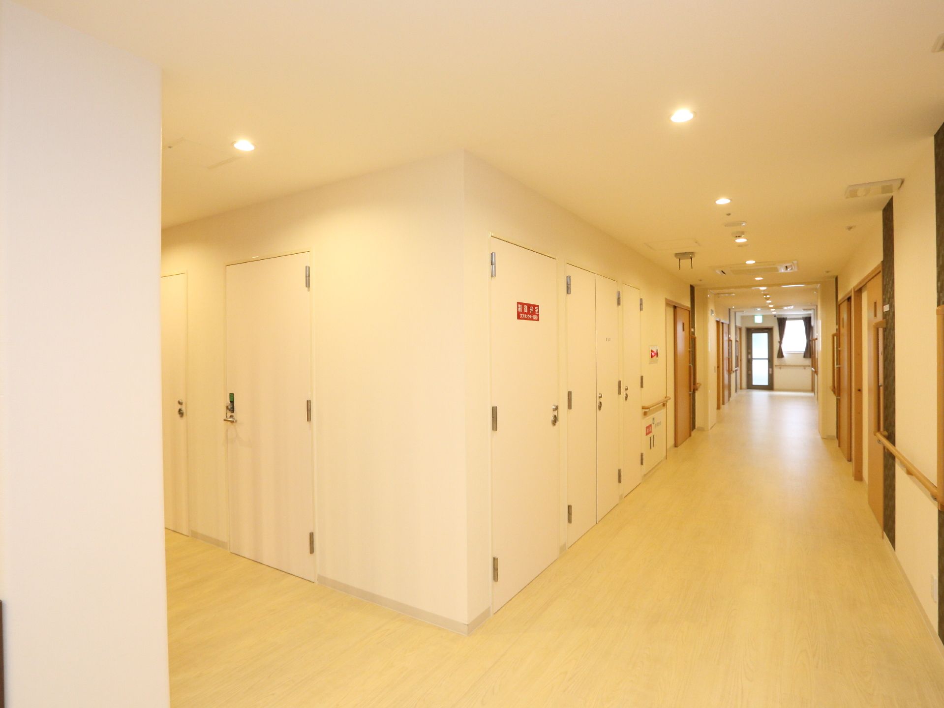 広い廊下は白色を基調としてすっきりしている。各部屋の扉は茶色で、引き戸となっている。廊下の奥には、非常口がある。