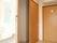 部屋に入ってすぐ右手側には、引き戸の押入れがある。押入れの中に、自由に荷物などをしまうことができる。