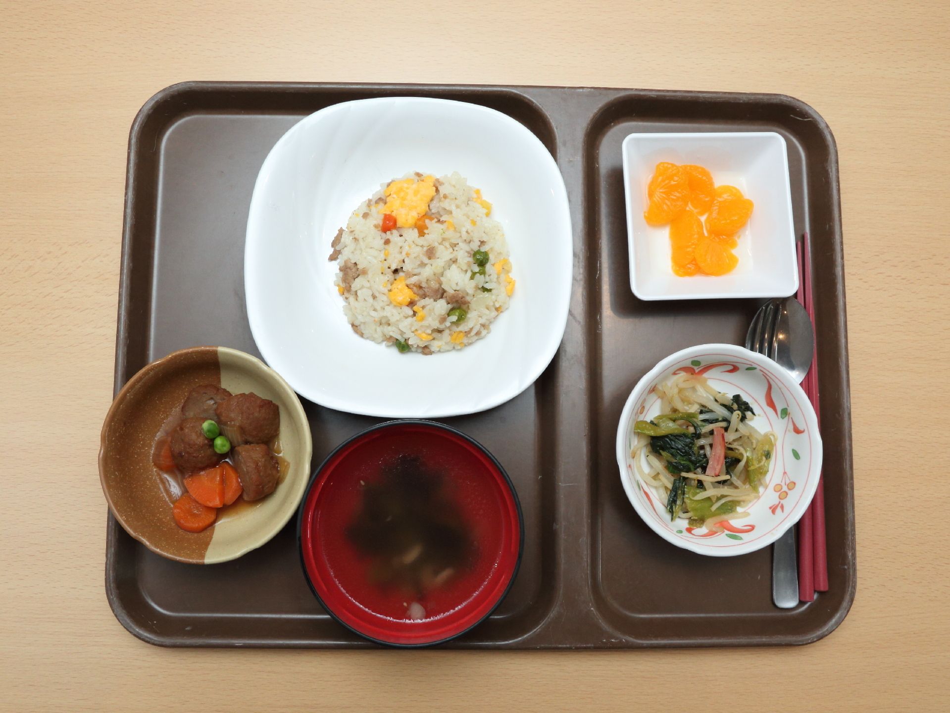 この日の食事は、雑穀ごはんとお吸い物に、おかずが2品付いています。デザートにはミカンが付いています。