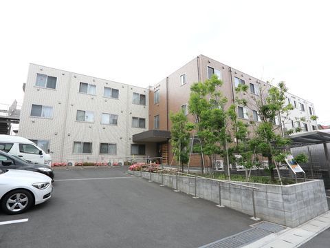 道路から施設玄関に至るスペースに設けられている駐車場