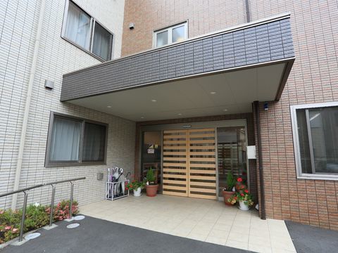 横方向のスリットガラスが何本も入っている自動扉の玄関