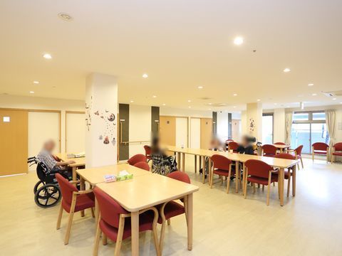 所々に入居者様が座っている、十分なスペースのある食堂