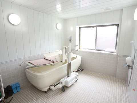 横になったままの状態でお湯につかることができる設備を備えた介護浴室