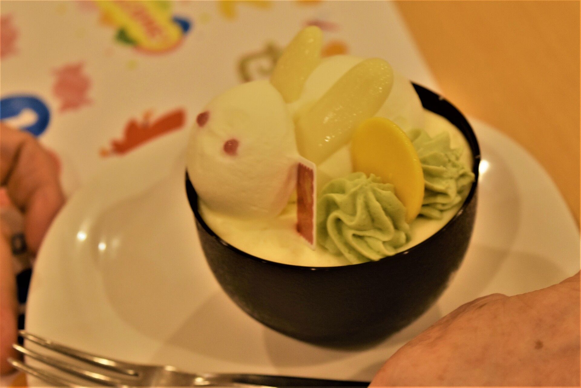 アイスや抹茶のクリームなどでうさぎを模したデザート