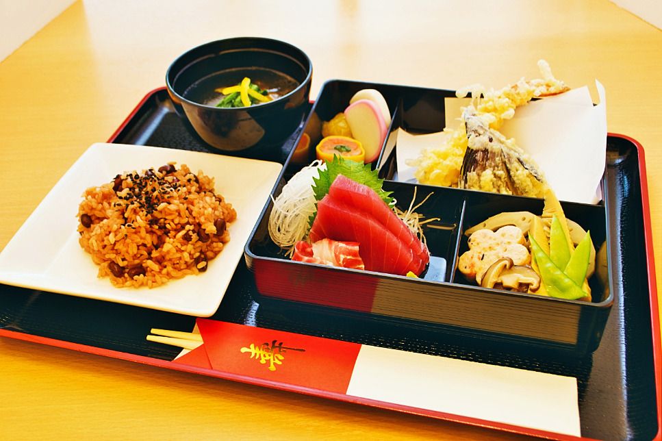 天ぷらとまぐろの刺身と野菜の煮物、赤飯と吸い物のセット