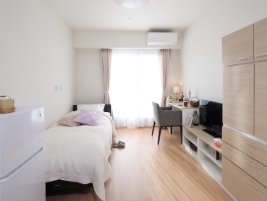「大宮東ケアパークそよ風」居室。プライバシーは守られていますので、お一人のお時間をきっちりと確保できます。