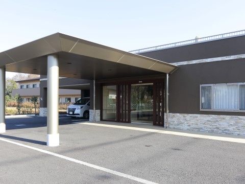 「大宮東ケアパークそよ風」外観。スペースには余裕のある駐車場を確保しています。