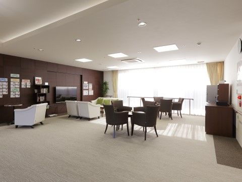 「大宮東ケアパークそよ風」コミュニティスペース。この場所では、ご入居者同士で仲良く会話をされているお姿をよくお見かけします。