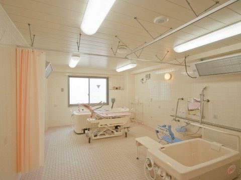 ヒューマンサポート東松山の浴室。経験の豊富なスタッフがご入浴をサポートいたします。快適なご入浴をお楽しみください。