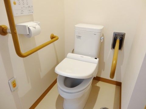 ヒューマンサポート東松山のトイレ。居室内に設けられた個人専用のトイレとなっております。お気軽にご使用ください。