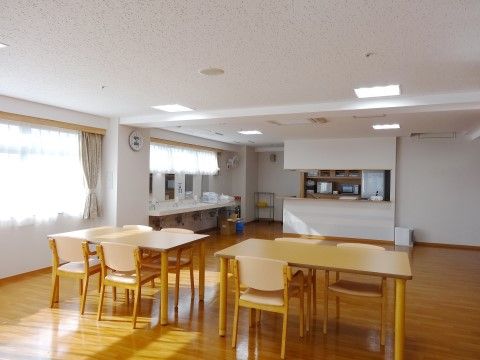 ヒューマンサポート東松山のダイニング。毎日多くの入居者様で大いに賑わう、楽しいお食事風景となっております。