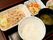 トレーの上に準備された食事が並んでいる。ご飯と味噌汁に加え、肉や野菜がバランスよく盛り込まれた献立である。