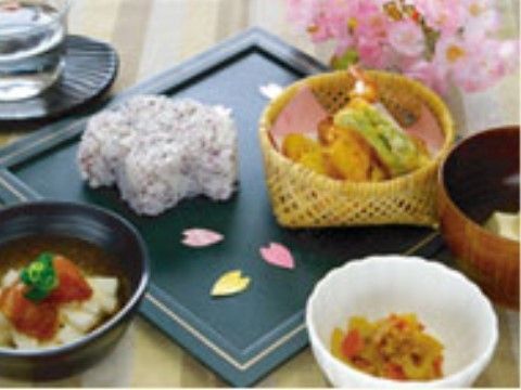 華やかな盛り付けが施された、季節感のある食事メニュー