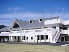 広々とした建物の外観