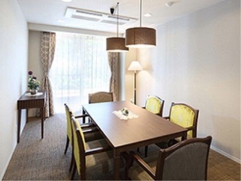 テーブルと椅子が置かれたファミリールームを用意している。窓が大きく、開放的な空間でゆっくりと話すことができる。