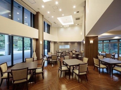 天井が高くなっており、壁一面が窓になっている。開放的で明るいダイニングで温かい食事をとることができる。