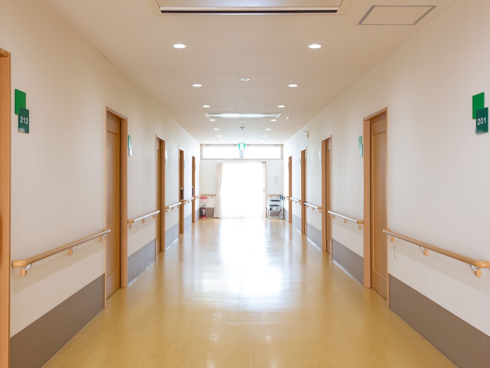 明るい床色の通路である。幅にゆとりがあり、開放感がある。突き当りの窓から、光がたっぷりと降りそそいでいる。