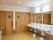 共用のトイレが2つ設置されている。３枚連動引き戸を採用しており、扉にグリーンの車椅子マークが貼られている。手洗い場もある。