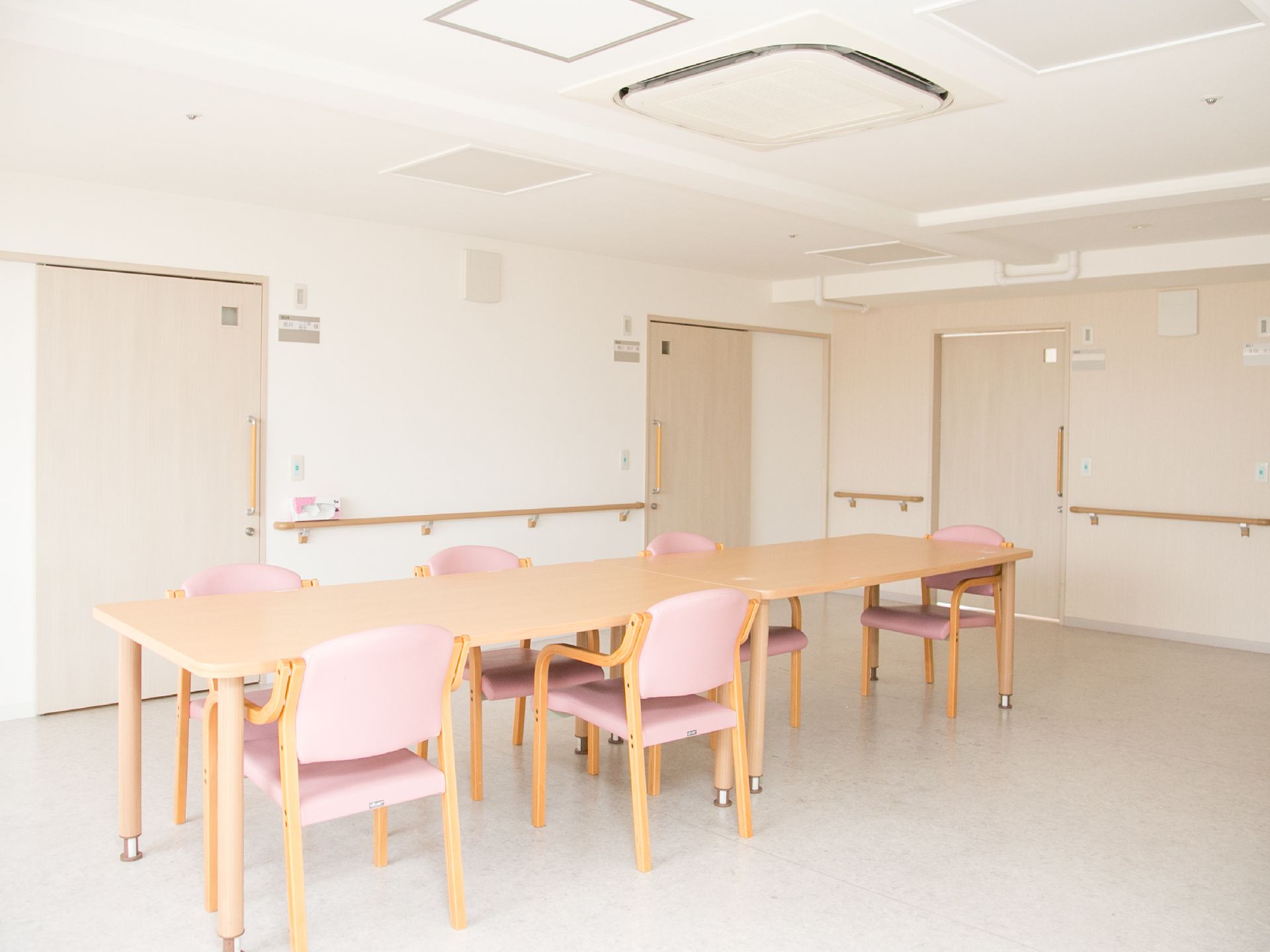 扉はスライド式で出入りがしやすい。テーブルや椅子の周りには物がなく車椅子でも通りやすい十分なスペースを確保。