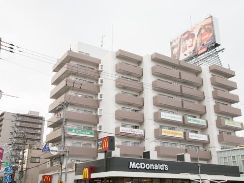 街中の便利な場所に建っている、マンションを思わせる外観の施設
