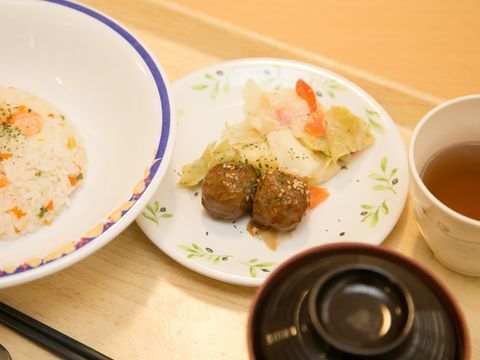 明るい色づかいのお皿におかずやごはんが盛られているお食事