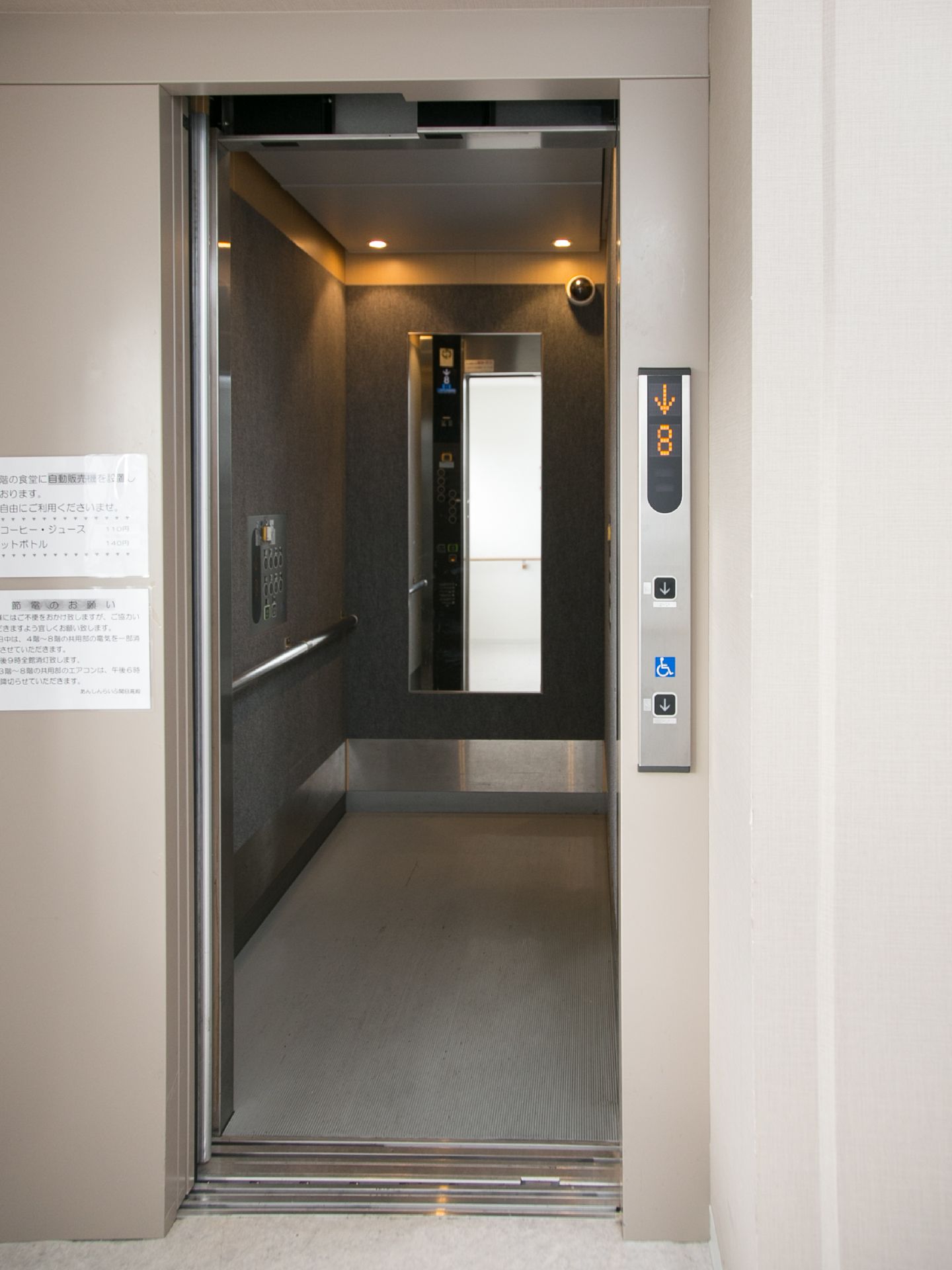 車いすの方や足の不自由な方が安心して乗れるよう、手すりや鏡が設置してある。階数の表示も大文字で見やすい。