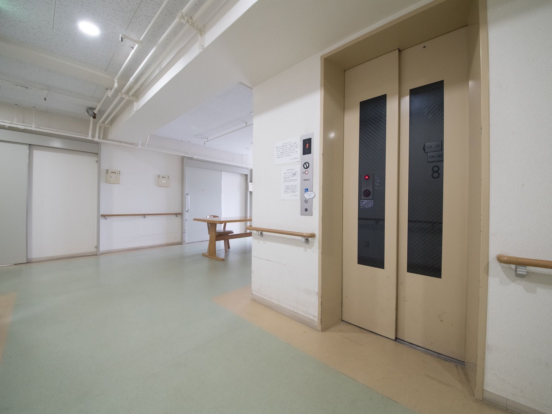 背が高くフロア数も多いマンションタイプの構造をした施設なので、上下間の移動にはエレベーターが欠かせない。