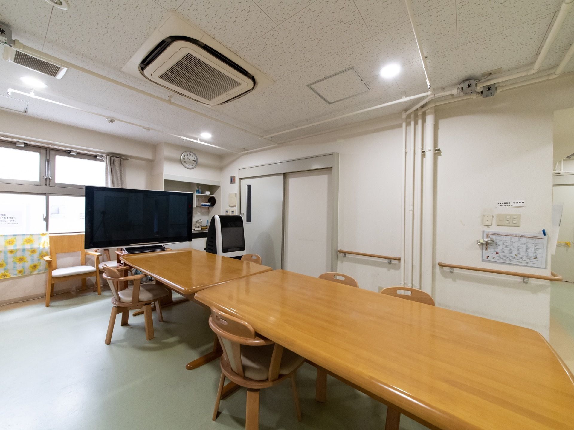 入居者が自由時間などをともに過ごせるよう設けられた共有スペース。長いテーブルが中央に配置されている。