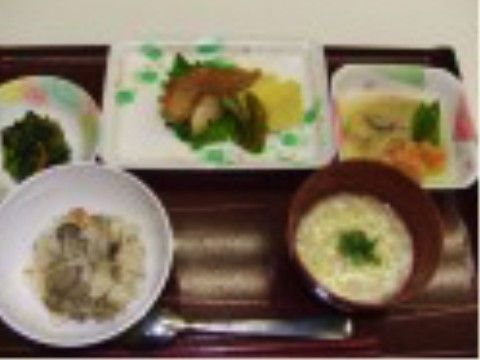 食べやすいよう、箸の他にスプーンも添えられた、一汁三菜の食事