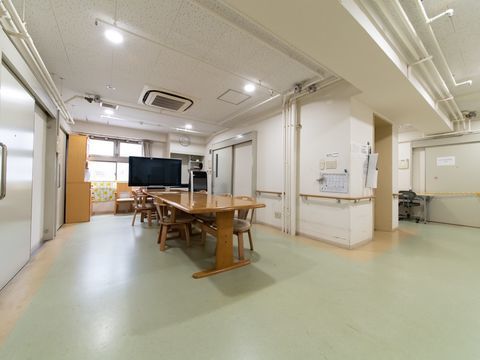窓際に大画面テレビが設置されている、広さのある休憩スペース