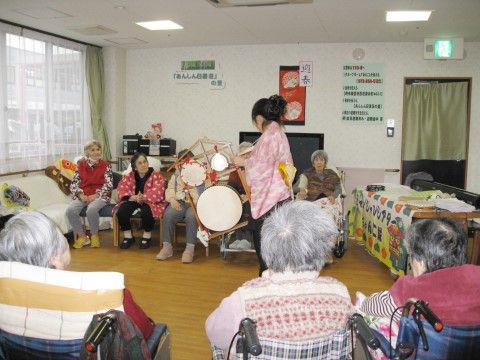 演奏会を見る入居者