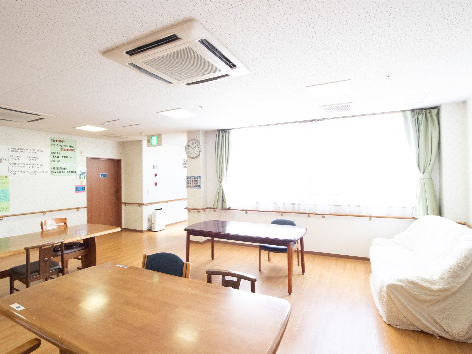 大きな窓がある明るい部屋で、空調も完備されている。椅子とテーブルが部屋全体に設置されているのでくつろぎやすい。