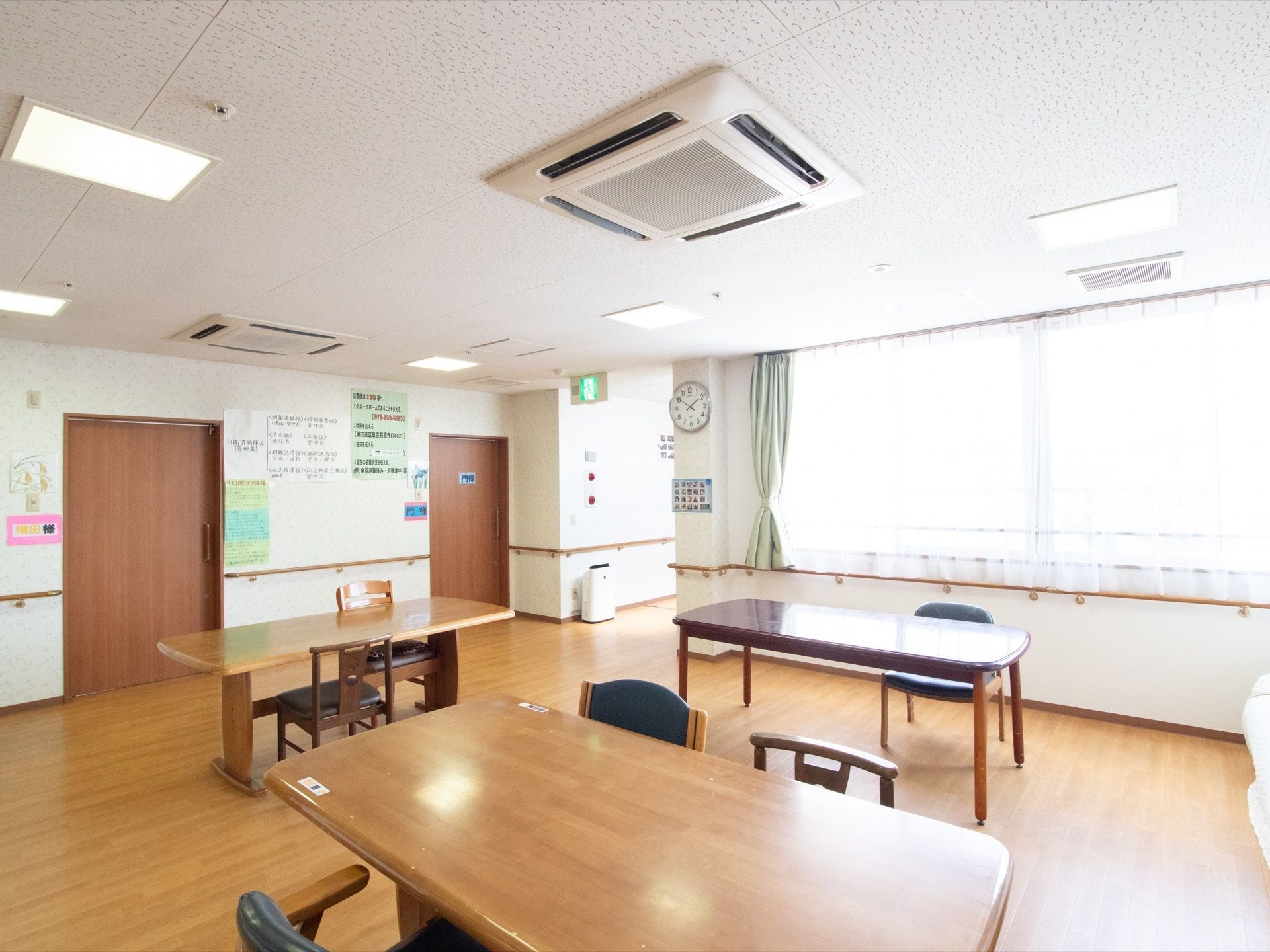 広々とした清潔で落ち着いた雰囲気の室内。室内中の壁に手すりが設置されており、移動中の転倒などを防ぐことができる。