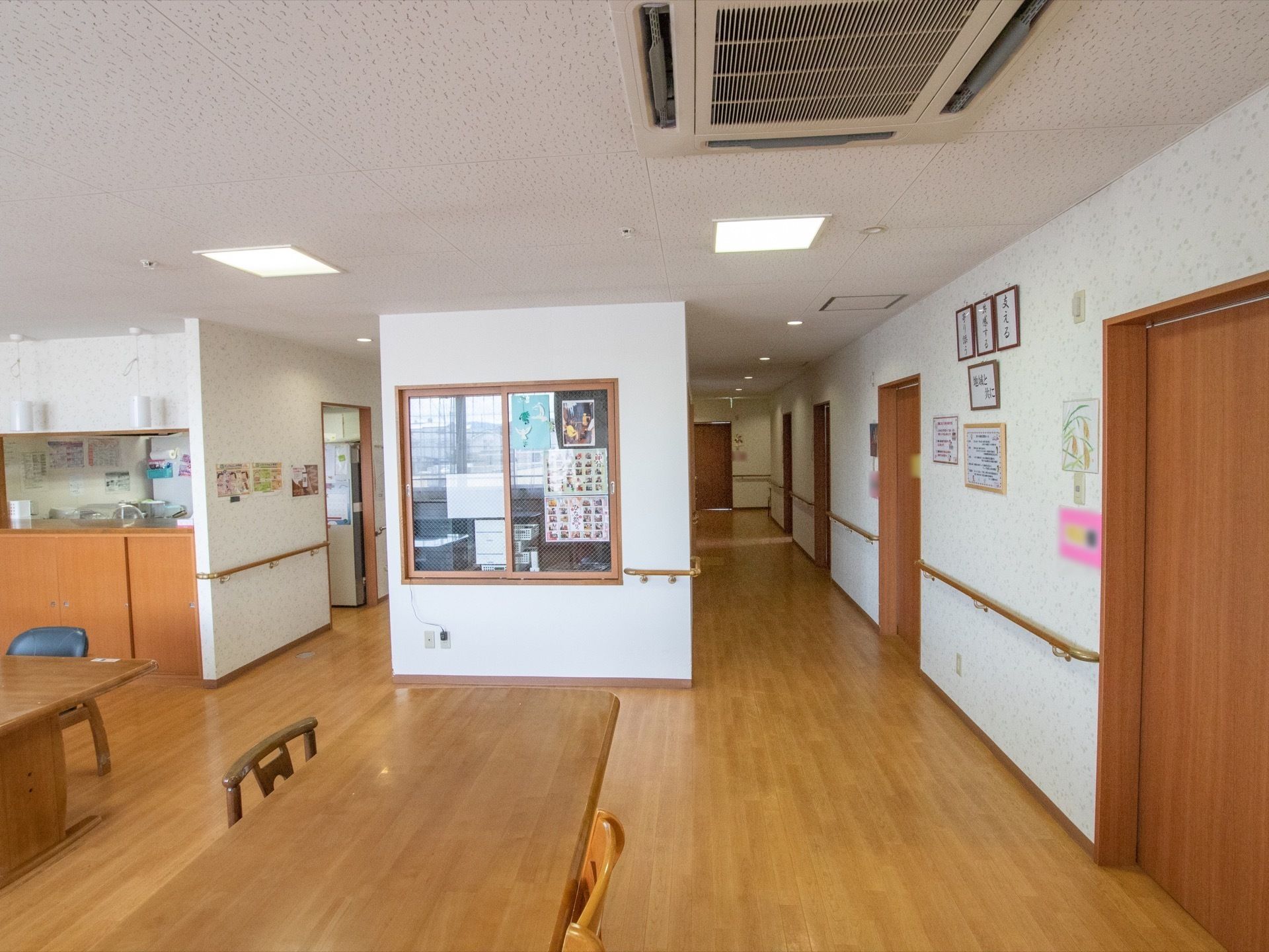 たくさんの部屋がある。広すぎず狭すぎない通路で、とても移動がしやすい。通路にもしっかりと手すりが完備されている。