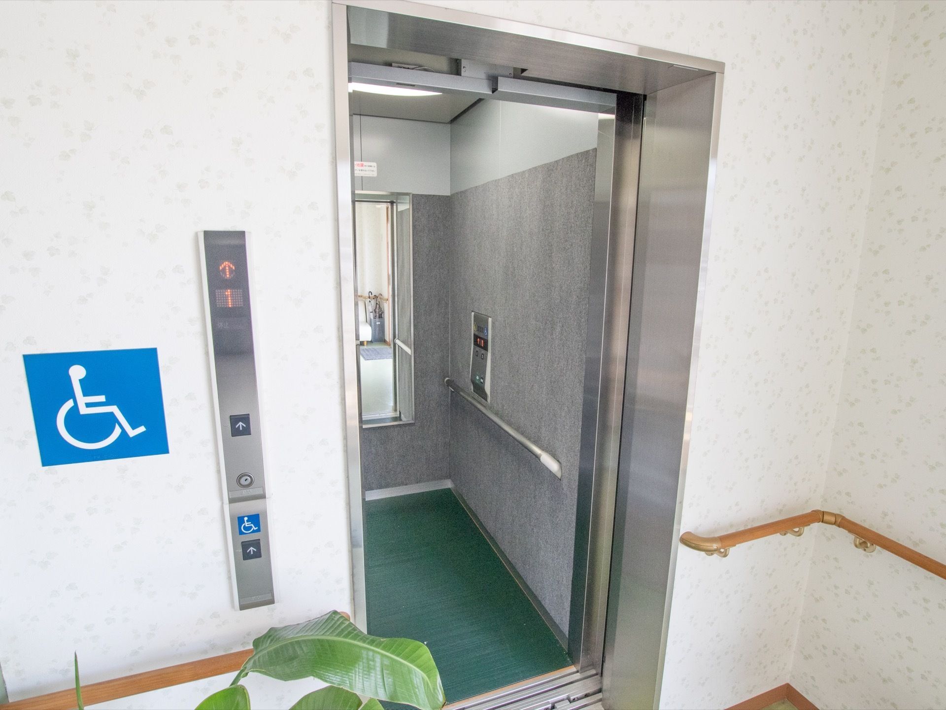 広々としたエレベーター。鏡と手すりが設置されているので、車椅子をご利用の方でも安全に乗り降りできる。