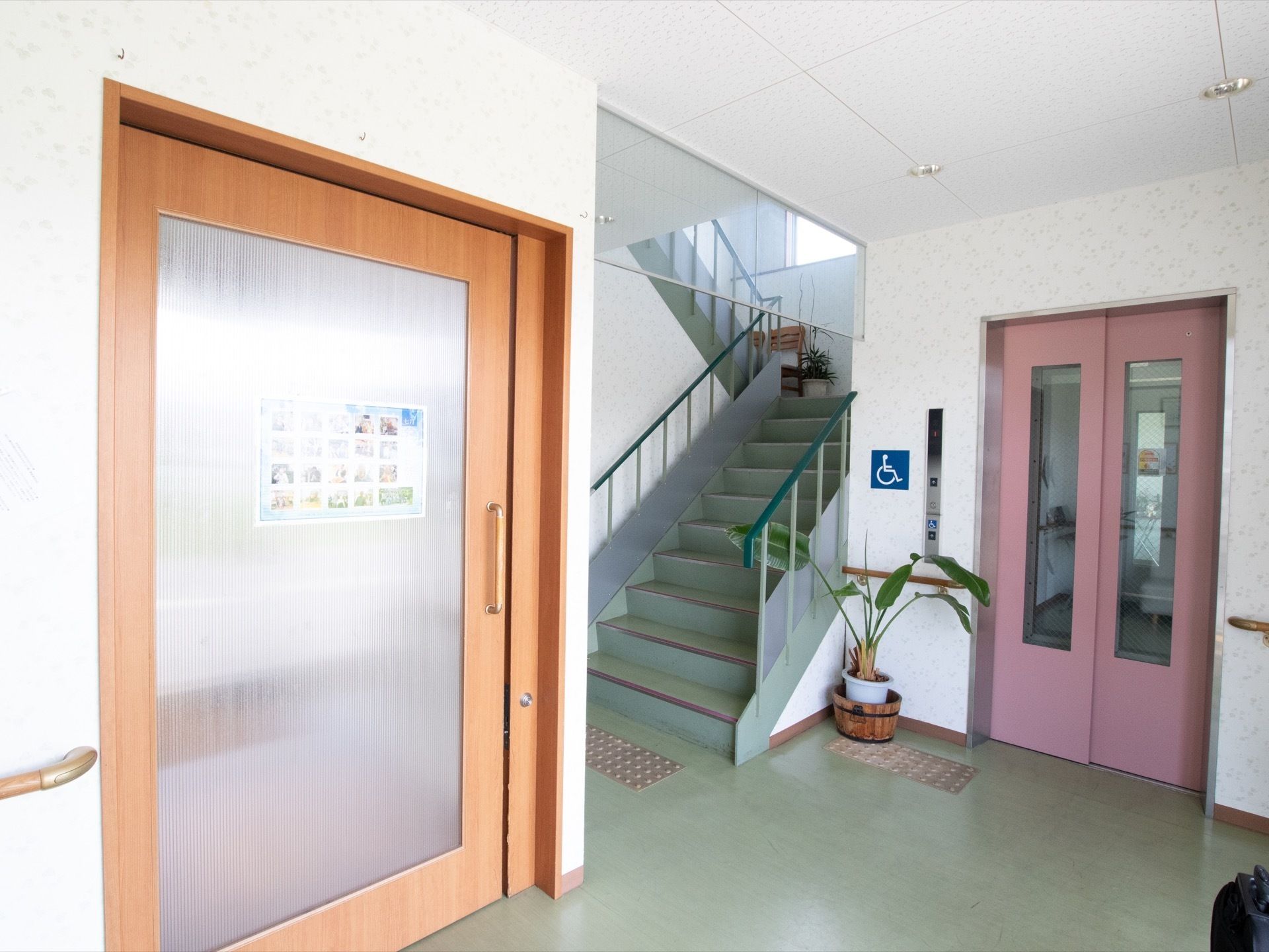 玄関から入ってすぐ近くにエレベーターが設置されており、外出する時には2階からもスムーズに行き来できる。