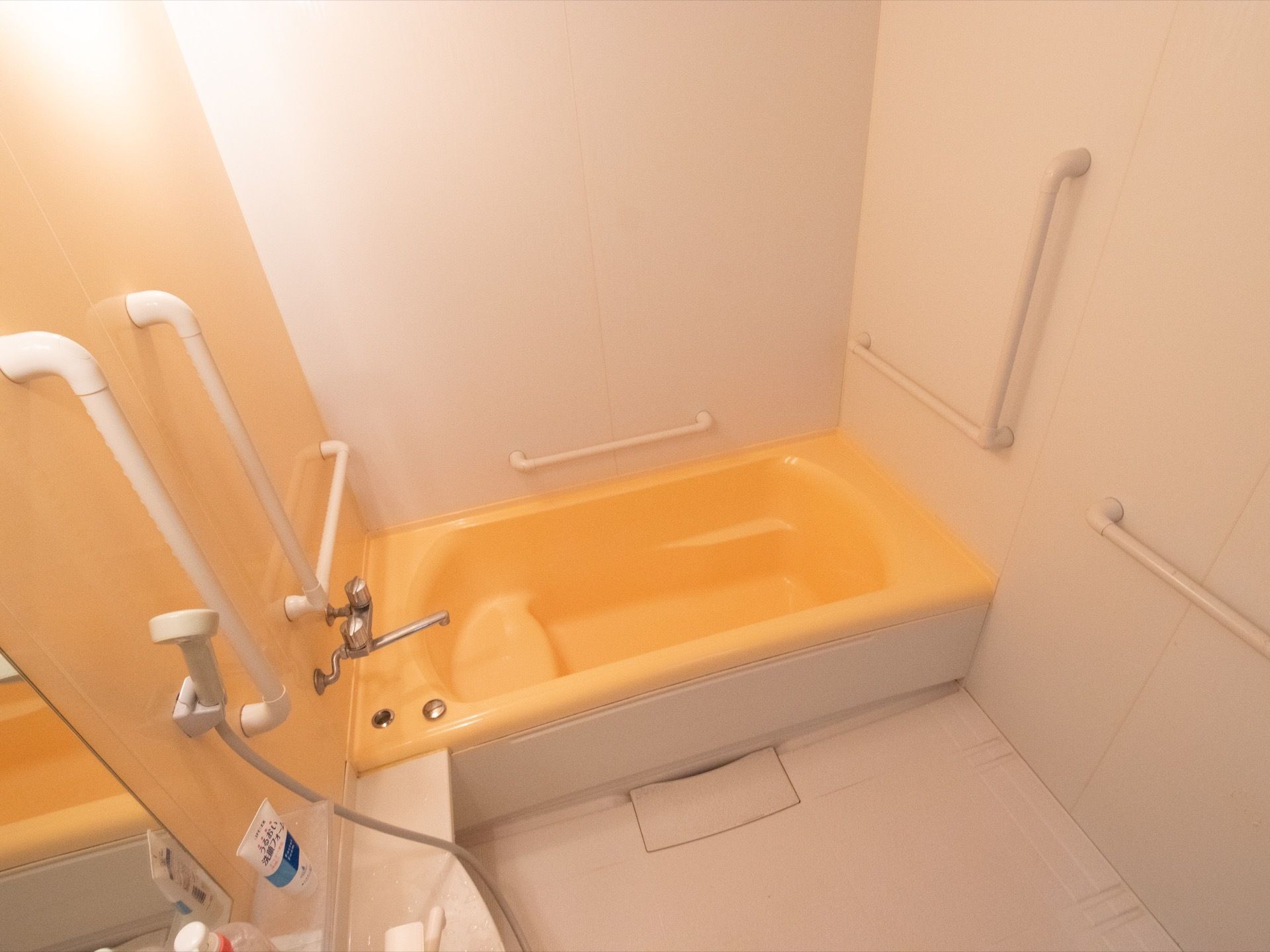 入居者様にご利用いただく浴室には、転倒防止のために手すりが設置されている。浴槽とシャワーが備えられている。