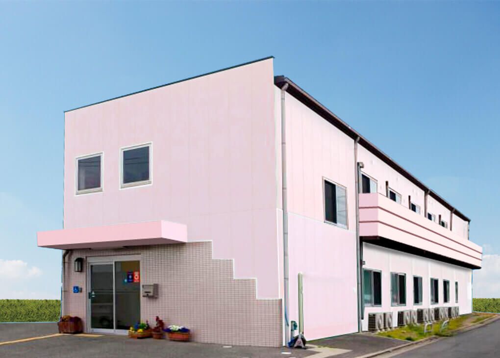 ピンク色の建物外観