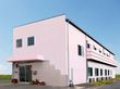 ピンク色の建物外観