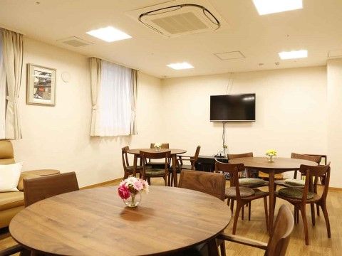 横浜ベイテラス港南中央の共有スペース２。居室からでれば沢山の入居者様やスタッフがいるので寂しい思いはしません。