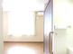 施設内の明るい廊下と部屋