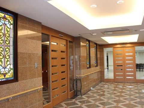 2ヶ所に両開きの自動扉を設置したデザイン性あるエントランスホール