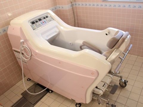 介護入浴機器のチェアーインバスがセットされて置かれている機械浴室