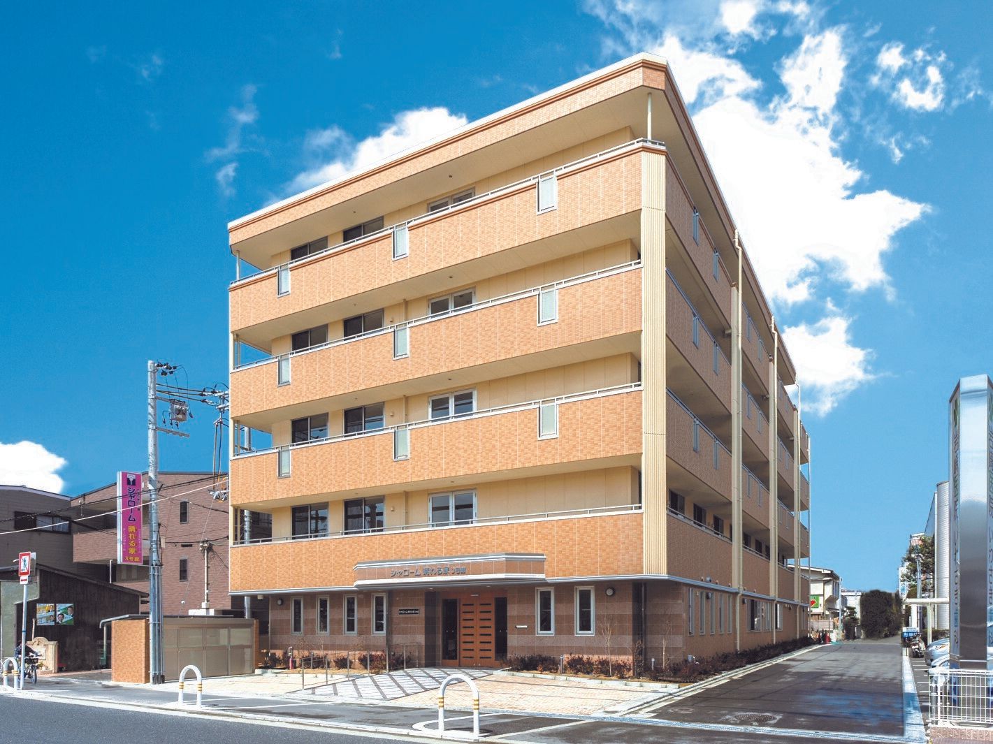 角地に立地し、ベランダを完備している5階建て施設の外観